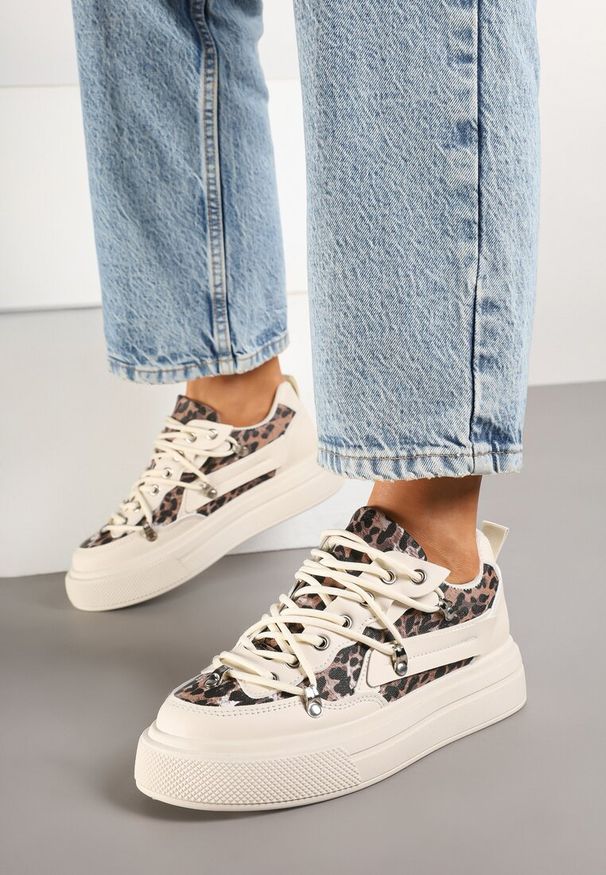 Renee - Beżowe Sneakersy ze Wzorem w Panterkę Doridi. Okazja: na co dzień. Kolor: beżowy. Materiał: jeans, skóra. Wzór: motyw zwierzęcy