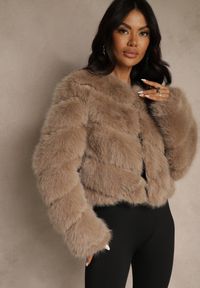 Renee - Ciemnobeżowa Futrzana Kurtka o Krótkim Kroju Zapinana na Haftki Alorith. Okazja: na co dzień. Kolor: beżowy. Materiał: futro. Długość: krótkie. Styl: casual, elegancki #1