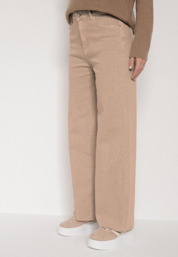 Born2be - Beżowe Szerokie Jeansy z Wysokim Stanem i Postrzępionymi Nogawkami Fyrelreia. Okazja: na co dzień. Stan: podwyższony. Kolor: beżowy. Styl: klasyczny, casual