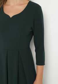 Born2be - Ciemnozielona Rozkloszowana Sukienka z Rękawem 3/4 Nomiel. Okazja: na co dzień, na spotkanie biznesowe. Typ kołnierza: dekolt w kształcie V. Kolor: zielony. Typ sukienki: rozkloszowane. Styl: casual, elegancki, klasyczny, biznesowy #3