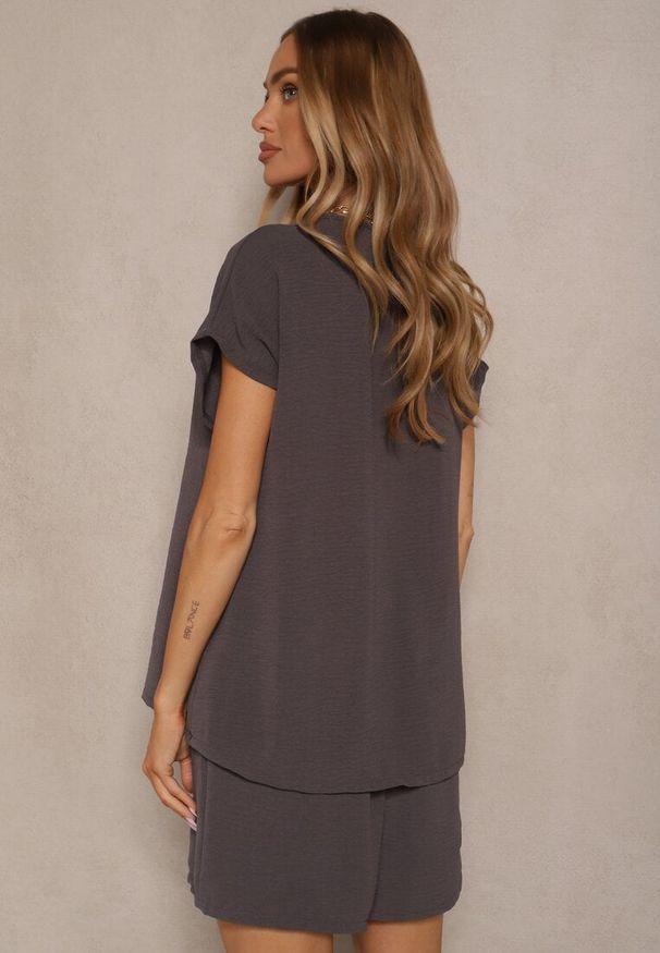 Renee - Ciemnoszary Komplet z Wiskozą T-shirt z Ozdobnymi Guzikami i Szorty Niterela. Kolor: szary. Materiał: wiskoza