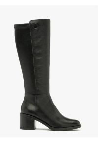 Ryłko - Czarne kozaki damskie z szeroką cholewką. Nosek buta: okrągły. Zapięcie: zamek. Kolor: czarny. Materiał: skóra. Szerokość cholewki: szeroka. Obcas: na obcasie. Styl: street. Wysokość obcasa: średni #1