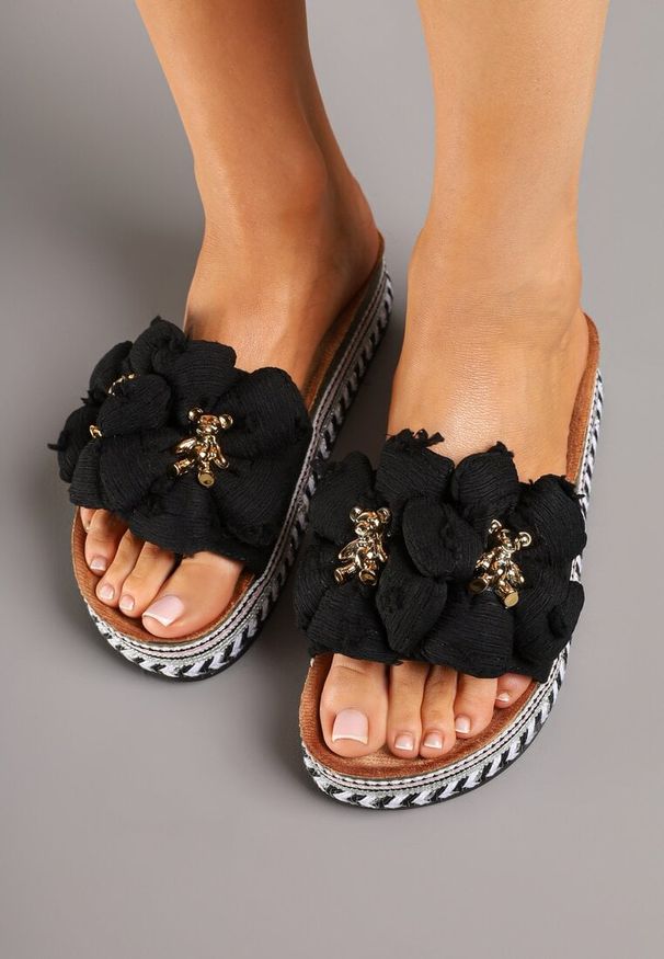Born2be - Czarne Klapki na Grubej Plecionej Podeszwie z Kwiatem i Misiem Virfitia. Okazja: na co dzień. Kolor: czarny. Wzór: kwiaty. Styl: casual, elegancki