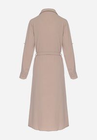 Born2be - Ciemnobeżowa Koszulowa Sukienka z Materiałowym Paskiem Vivinara. Okazja: na imprezę, na co dzień. Kolor: beżowy. Materiał: materiał. Typ sukienki: koszulowe. Styl: elegancki, casual #4