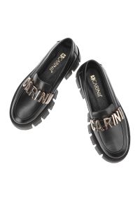 Czarne Półbuty Carinii Stylowe Mokasyny Damskie. Okazja: na co dzień. Kolor: czarny. Materiał: skóra. Szerokość cholewki: normalna. Wzór: aplikacja. Styl: elegancki #6