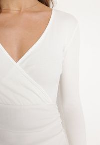 Born2be - Biała Wiskozowa Sukienka z Kopertowym Dekoltem z Lekką Falbanką Pastaria. Okazja: na co dzień. Kolor: biały. Materiał: wiskoza. Długość rękawa: długi rękaw. Typ sukienki: kopertowe. Styl: wizytowy, casual #5