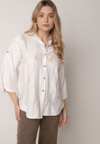 Born2be - Biała Koszula Boho z Wiskozy z Dłuższym Tyłem i Podpinanymi Rękawami Delmarene. Okazja: na co dzień. Typ kołnierza: kołnierzyk klasyczny. Kolekcja: plus size. Kolor: biały. Długość: długie. Wzór: gładki, haft, aplikacja. Materiał: wiskoza. Sezon: lato. Styl: boho #4