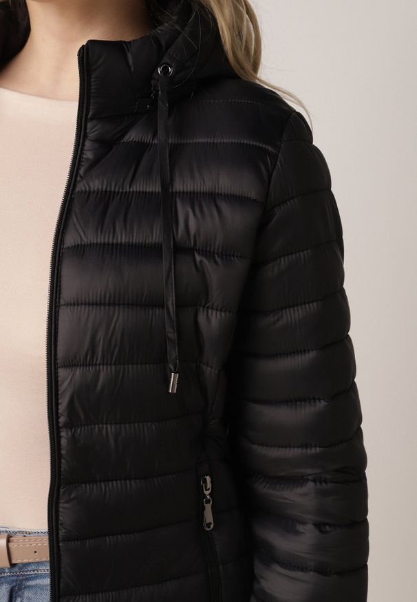 Born2be - Czarna Klasyczna Kurtka Przejściowa z Pikowaniem i Odpinanym Kapturem Fezizola. Okazja: na co dzień. Kolor: czarny. Materiał: jeans. Sezon: wiosna, jesień. Styl: klasyczny