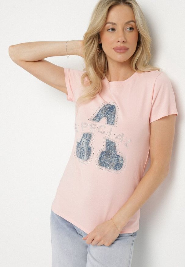 Born2be - Różowy Bawełniany T-shirt Ozdobiony Napisem i Cyrkoniami Isnorea. Okazja: na co dzień. Kolor: różowy. Materiał: bawełna. Wzór: napisy, aplikacja. Styl: glamour, casual