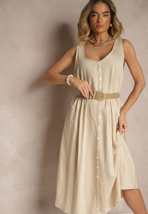 Renee - Beżowa Rozkloszowana Sukienka z Wiskozy Ozdobiona Guzikami Nataviela. Okazja: na co dzień. Kolor: beżowy. Materiał: wiskoza. Wzór: aplikacja. Typ sukienki: proste. Styl: casual, klasyczny