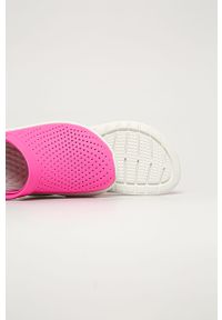 Crocs - Klapki. Nosek buta: okrągły. Kolor: różowy. Materiał: syntetyk, materiał. Obcas: na obcasie. Wysokość obcasa: średni #2