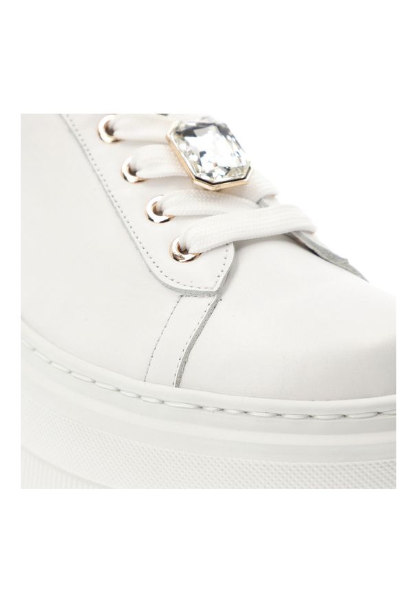 Białe Sneakersy Karino Stylowe Obuwie Damskie Na Platformie. Kolor: biały. Materiał: skóra. Wzór: aplikacja. Obcas: na platformie