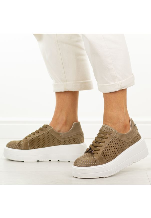 Brązowe skórzane ażurowe półbuty damskie Filippo Dp7675/26. Okazja: na co dzień. Nosek buta: okrągły. Zapięcie: sznurówki. Kolor: brązowy. Szerokość cholewki: normalna. Wzór: ażurowy. Materiał: skóra, zamsz. Sezon: wiosna, lato, jesień. Obcas: na platformie. Styl: casual, klasyczny