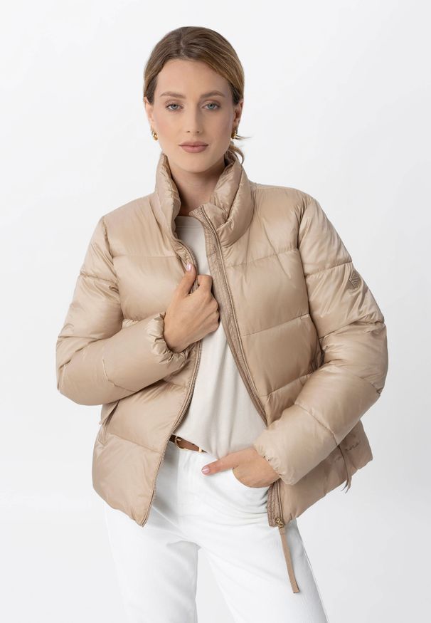 Volcano - Pikowana kurtka J-GIGI. Okazja: na co dzień. Typ kołnierza: kołnierzyk stójkowy. Kolekcja: plus size. Kolor: beżowy. Materiał: materiał, poliamid, włókno, poliester. Długość: długie. Styl: casual, sportowy