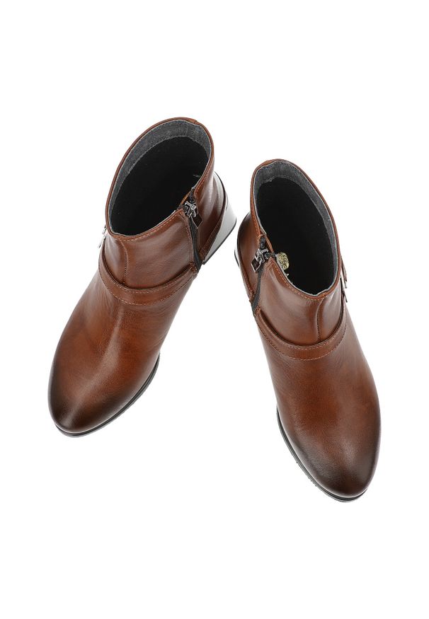 Brązowe Botki Armodo Modne Obuwie Damskie. Okazja: na co dzień. Zapięcie: klamry. Kolor: brązowy. Wzór: geometria. Materiał: skóra. Sezon: zima, jesień. Obcas: na obcasie. Styl: klasyczny, casual, elegancki. Wysokość obcasa: średni