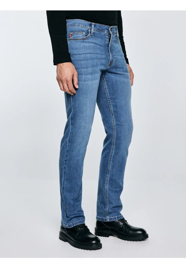 Big-Star - Jeansy męskie z prostą nogawką niebieskie Trent 114. Okazja: na co dzień. Kolor: niebieski. Wzór: haft. Sezon: wiosna, lato, jesień. Styl: casual, klasyczny