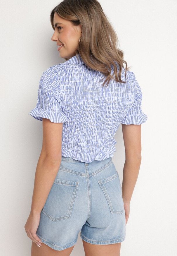 Born2be - Jasnoniebieska Elastyczna Koszula w Kratkę Vichy o Krótkim Kroju Sovzeri. Okazja: na co dzień. Kolor: niebieski. Materiał: materiał, jeans. Długość: krótkie. Wzór: kratka. Styl: klasyczny, casual