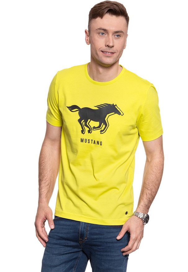 Mustang - T-SHIRT MĘSKI MUSTANG PRINT TEE 1009022 6066. Kolor: żółty. Wzór: nadruk