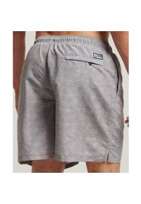 Superdry - Spodenki kąpielowe męskie SUPERDRY CODE APLLQUE 19INCH. Kolor: szary. Materiał: poliester. Styl: sportowy