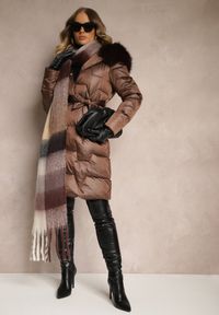Renee - Brązowa Długa Kurtka Pikowana z Odpinanym Kołnierzem i Paskiem Rinarella. Okazja: na co dzień. Kolor: brązowy. Materiał: jeans. Długość: długie. Sezon: zima. Styl: casual, elegancki #3