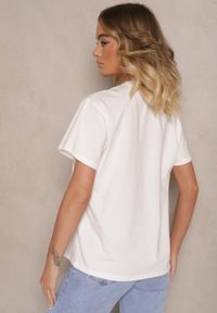 Renee - Biały T-shirt z Bawełny Ozdobiony Perełkami i Napisem Naloreth. Okazja: na co dzień. Kolor: biały. Materiał: bawełna. Wzór: napisy, aplikacja. Styl: klasyczny, elegancki, casual