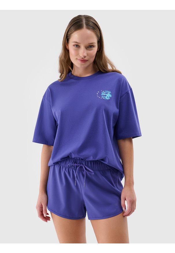 4f - 4F T-shirt oversize z nadrukiem damski - fioletowy M. Okazja: na co dzień. Kolor: fioletowy. Materiał: dzianina, bawełna, jersey. Długość rękawa: krótki rękaw. Długość: krótkie. Wzór: nadruk. Styl: klasyczny, sportowy, casual