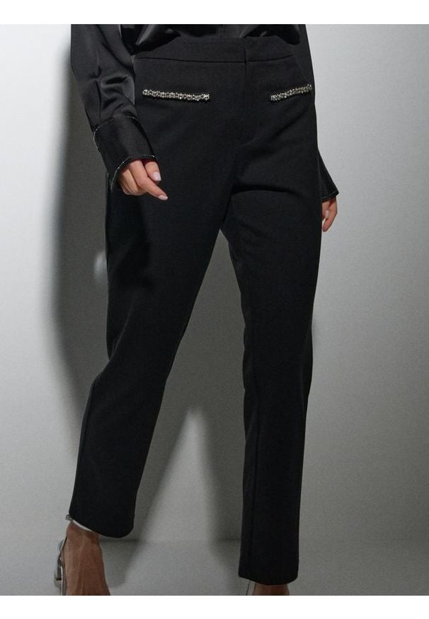Sinsay - Spodnie z biżuteryjnymi elementami - czarny. Kolor: czarny