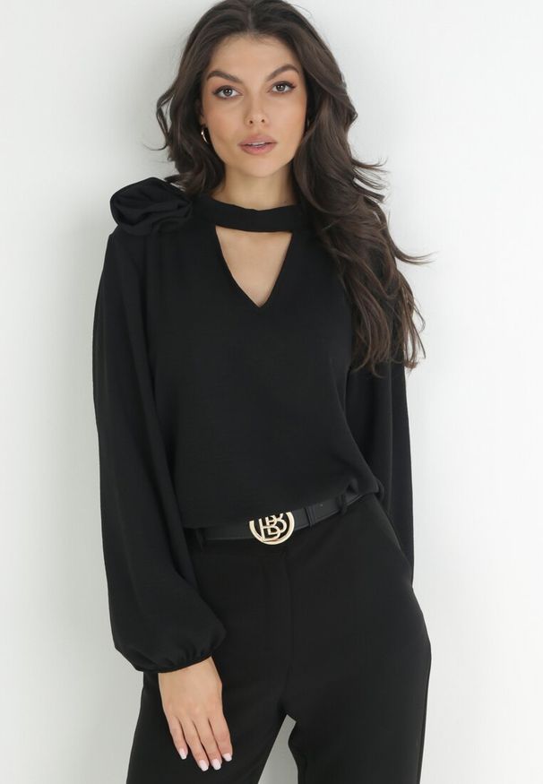 Born2be - Czarna Bluzka z Ozdobnym Dekoltem Gomi. Kolor: czarny. Długość rękawa: długi rękaw. Długość: długie. Wzór: kwiaty