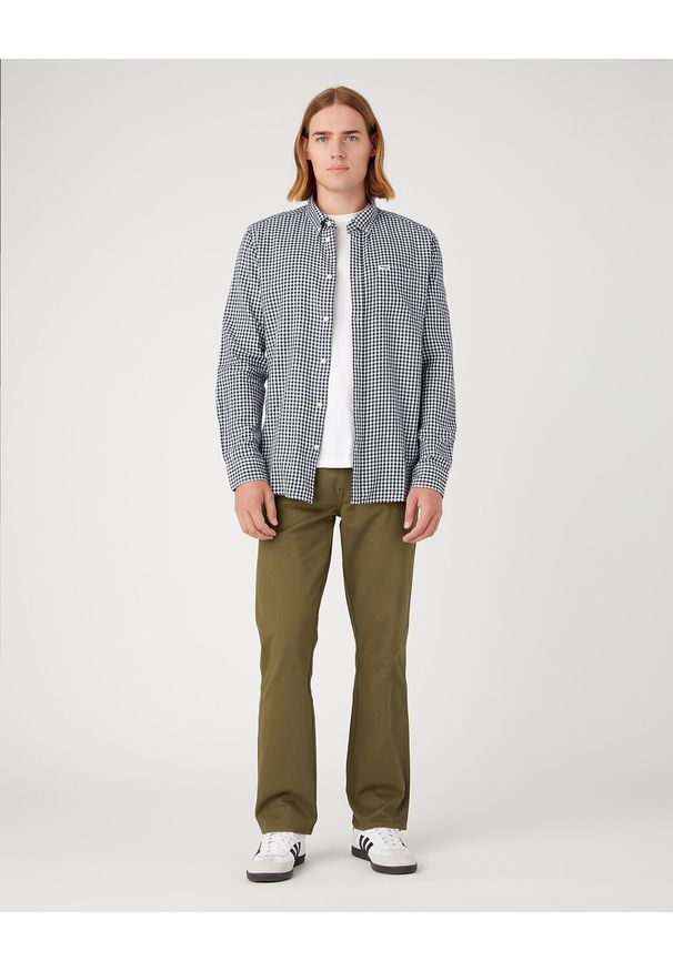 Wrangler - WRANGLER MĘSKA KOSZULA LS 1 PKT BUTTON DOWN NAVY 112345377 W5B1011976. Typ kołnierza: button down