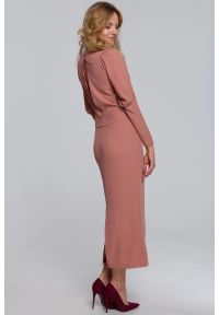 Sukienki.shop - Elegancka sukienka z odkrytymi plecami i rozcięciem pudrowa. Okazja: na imprezę. Typ sukienki: ołówkowe. Styl: elegancki #1