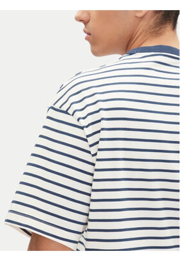 Mustang T-Shirt Allentown 1016286 Biały Oversize. Kolor: biały. Materiał: bawełna