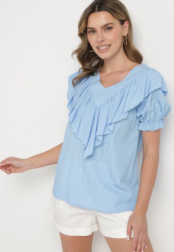 Born2be - Jasnoniebieska Bluzka z Wiskozą i Falbankami Fadevia. Okazja: na co dzień. Typ kołnierza: kołnierz z falbankami. Kolor: niebieski. Materiał: wiskoza. Długość rękawa: krótki rękaw. Długość: krótkie. Styl: casual, elegancki, wizytowy
