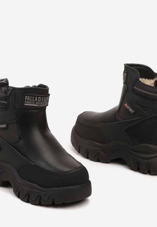 Born2be - Czarno-Szare Ocieplane Botki na Grubej Tłoczonej Podeszwie Vennora. Okazja: na uczelnię, na co dzień. Kolor: czarny. Materiał: jeans. Styl: casual