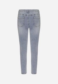 Born2be - Niebieskie Jeansy o Kroju Mom Fit z Wysokim Stanem Delarine. Okazja: na co dzień. Stan: podwyższony. Kolor: niebieski. Styl: sportowy, casual, elegancki #6