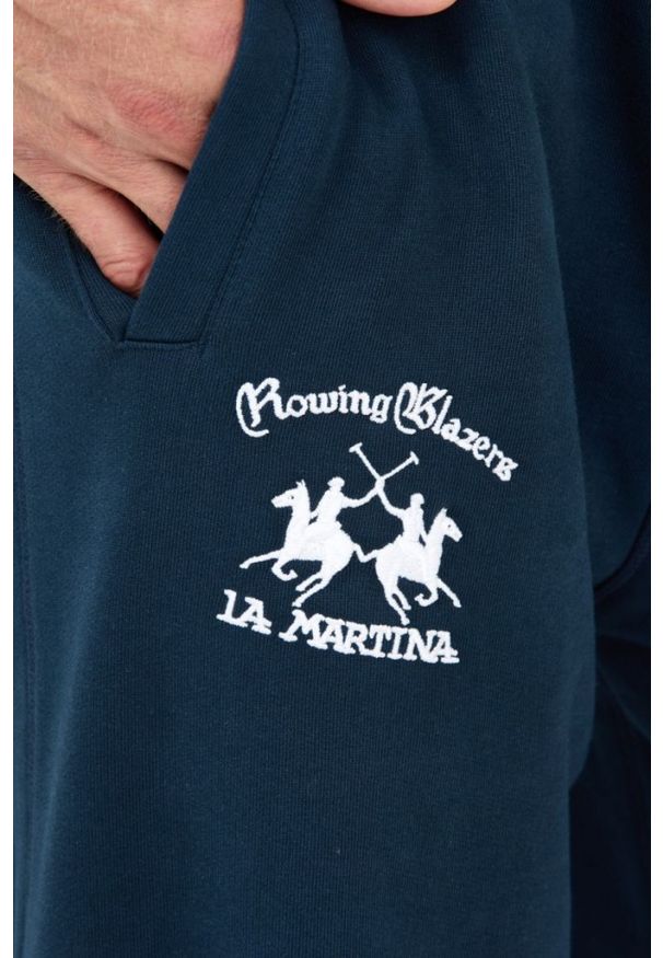La Martina - LA MARTINA Granatowe spodnie dresowe z wyszywanym logo. Kolor: niebieski. Materiał: dresówka. Sport: bieganie