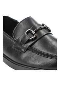 Czarne Półbuty Vinceza Modne Obuwie Damskie. Okazja: do pracy, na co dzień, na spotkanie biznesowe. Zapięcie: sprzączka. Kolor: czarny. Materiał: skóra. Szerokość cholewki: normalna. Obcas: na obcasie. Styl: klasyczny, casual, elegancki, biznesowy. Wysokość obcasa: średni #4