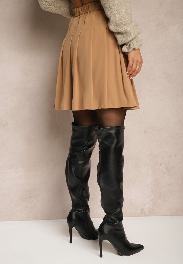 Renee - Beżowa Spódnica z Wiskozą o Rozkloszowanym Kroju z Plisami i Gumką w Pasie w Stylu Preppy Iliola. Okazja: na co dzień. Kolor: brązowy. Materiał: wiskoza. Styl: elegancki, casual