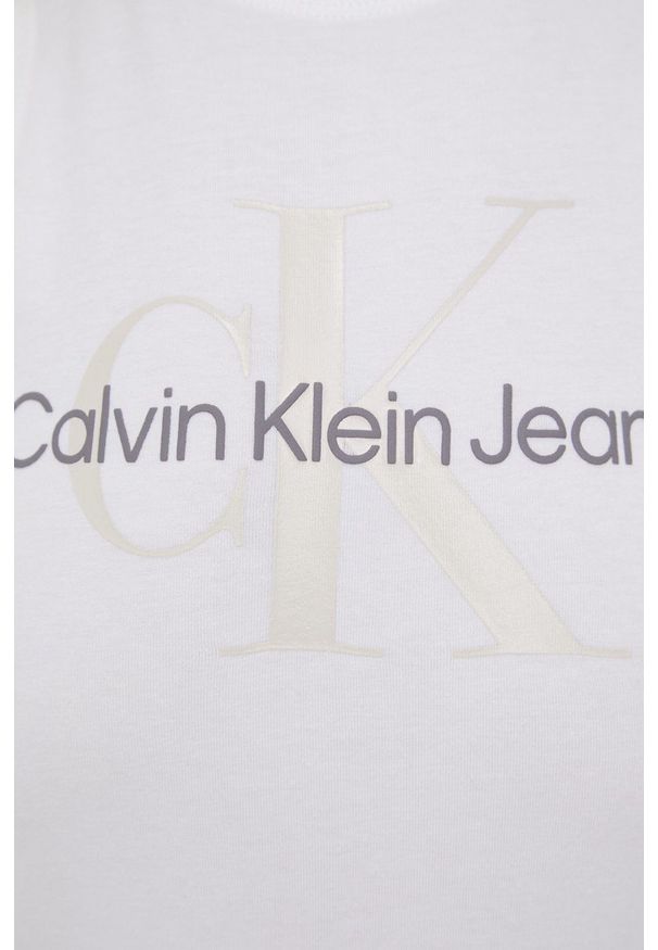 Calvin Klein Jeans sukienka kolor biały mini prosta. Okazja: na co dzień. Kolor: biały. Materiał: dzianina. Długość rękawa: na ramiączkach. Wzór: nadruk. Typ sukienki: proste. Styl: casual. Długość: mini