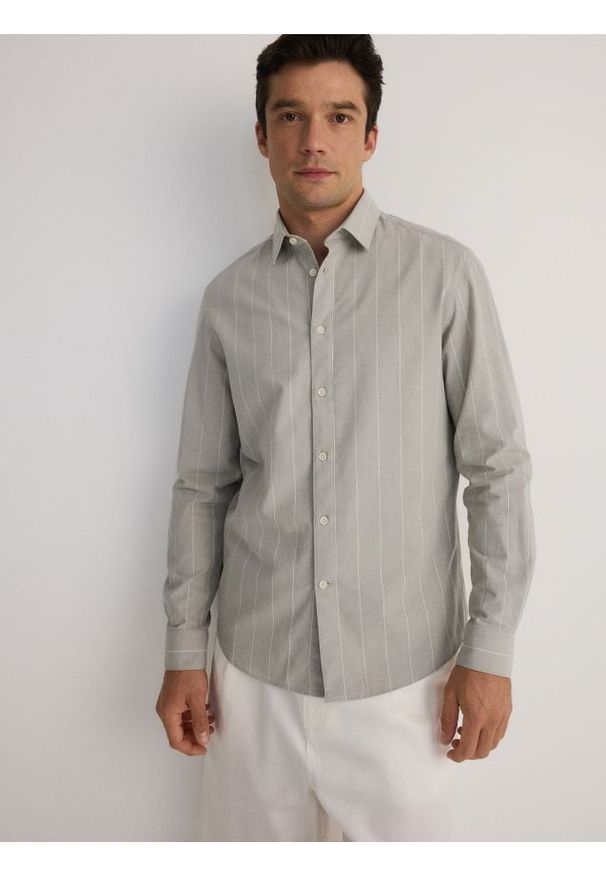 Reserved - Koszula regular fit w paski - jasnoszary. Kolor: szary. Materiał: bawełna, tkanina. Wzór: paski