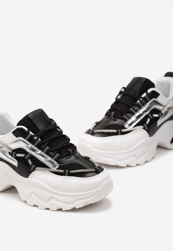 Renee - Czarno-Białe Sneakersy z Ozdobnym Sznurkiem i Cyrkoniami na Grubej Podeszwie Fionalee. Kolor: czarny