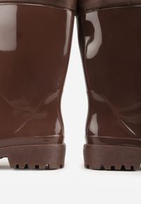 Born2be - Brązowe Lakierowane Kalosze ze Ściąganą Cholewką Fevaselle. Okazja: na spacer, na co dzień. Kolor: brązowy. Materiał: lakier. Szerokość cholewki: normalna. Styl: casual, klasyczny #2
