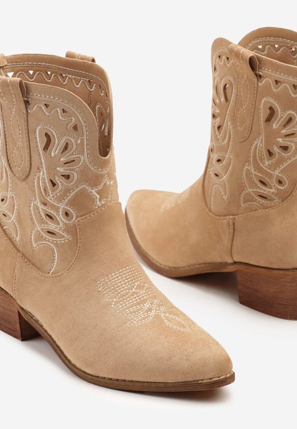 Born2be - Brązowe Botki Vices na Obcasie w Stylu Kowbojek z Haftem Nelithraea. Okazja: na spacer. Kolor: brązowy. Materiał: koronka, jeans. Wzór: haft. Sezon: jesień. Obcas: na obcasie. Styl: klasyczny, elegancki. Wysokość obcasa: średni