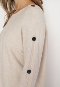 Born2be - Beżowy Sweter z Dodatkiem Bawełny i Wiskozy z Guzikami na Rękawach Ciasine. Okazja: na co dzień. Kolekcja: plus size. Kolor: beżowy. Materiał: wiskoza, bawełna. Długość rękawa: długi rękaw. Długość: długie. Styl: casual #3