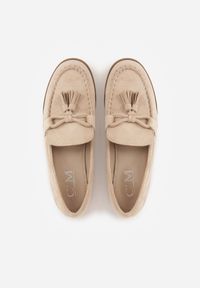 Born2be - Beżowe Mokasyny z Imitacji Zamszu Zdobione Frędzlami i Kokardą Edania. Okazja: na co dzień, na spotkanie biznesowe, do pracy. Kolor: beżowy. Materiał: zamsz. Wzór: aplikacja. Styl: casual, biznesowy, elegancki, klasyczny #3