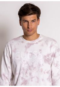 Bluza męska Guess Erle CN Fleece (M1RQ72KAD81-F66Y). Kolor: biały. Materiał: denim, materiał, jeans. Sezon: lato. Styl: młodzieżowy