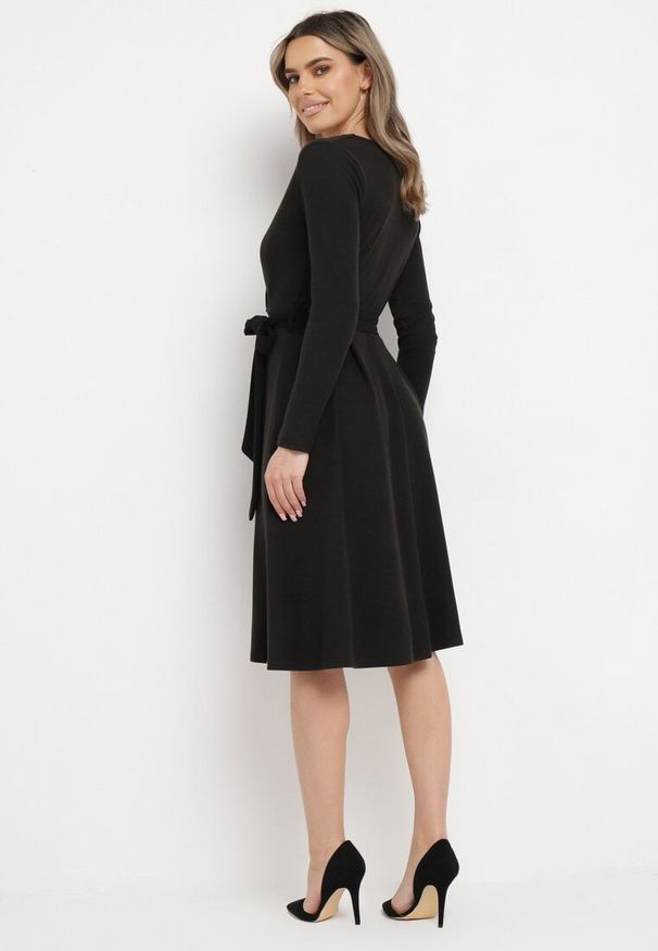 Born2be - Czarna Sukienka Therinore. Kolor: czarny. Materiał: dzianina, bawełna. Typ sukienki: kopertowe. Styl: elegancki. Długość: midi