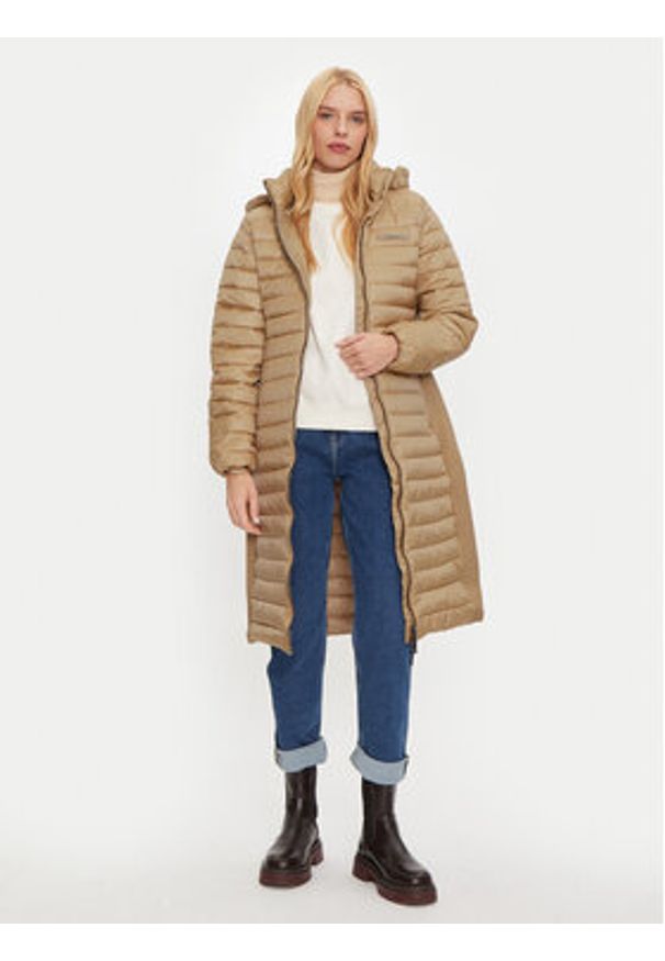 Calvin Klein Płaszcz zimowy K20K207732 Beżowy Slim Fit. Kolor: beżowy. Materiał: syntetyk. Sezon: zima