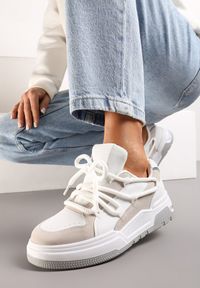 Born2be - Biało-Beżowe Sneakersy z Ozdobnym Sznurowaniem Sirixa. Nosek buta: okrągły. Zapięcie: sznurówki. Kolor: biały. Materiał: materiał. Obcas: na obcasie. Wysokość obcasa: niski #3