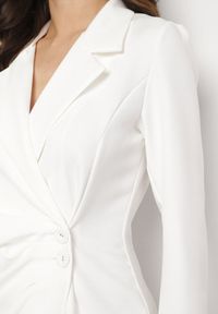 Born2be - Biała Sukienka Ionitheme. Okazja: do pracy, na spotkanie biznesowe. Typ kołnierza: dekolt w serek. Kolor: biały. Styl: biznesowy, klasyczny, elegancki #3