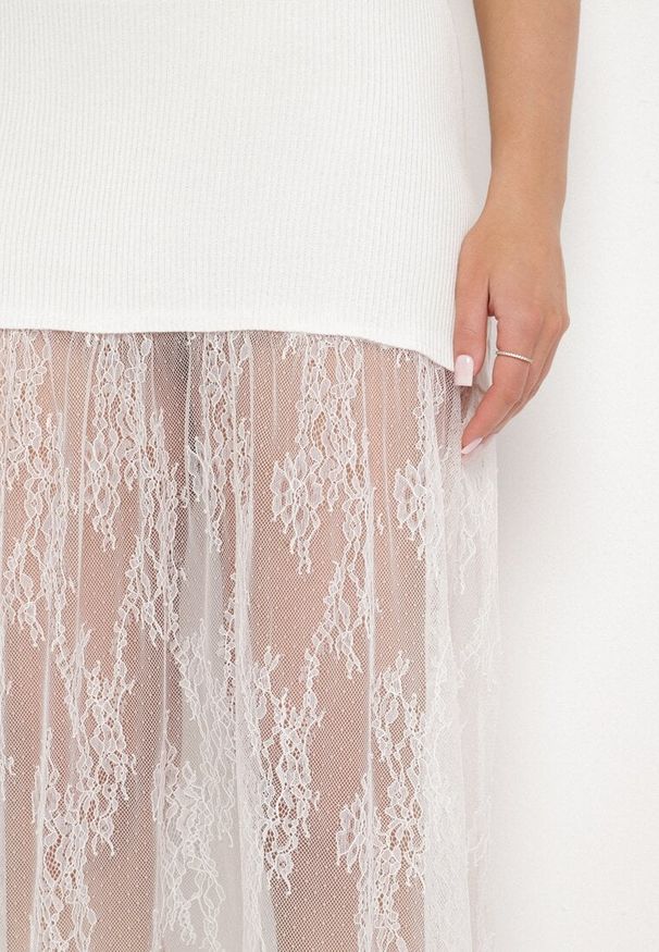 Born2be - Biała Prążkowana Sukienka z Koronkowym Dołem Vilzedi. Kolor: biały. Materiał: prążkowany, koronka. Typ sukienki: proste. Styl: glamour, elegancki